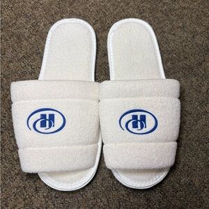 Hilton Hotel Logo Open Toe Spa Slippers - 1 Pair White Soft Comfy Slip On New